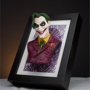 Könnte beinhalten: Eine gerahmte Büste des Jokers aus Batman, mit einem violetten Hintergrund und dem Wort "Ha!" das viele Male wiederholt wird. Der Joker trägt einen violetten Anzug mit einem gelben Hemd und einer grünen Krawatte. Er hat grünes Haar und ein breites, zahniges Grinsen.