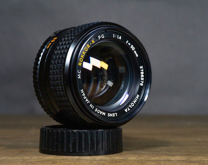 Minolta XG-9 reflex argentique et son objectif 50 mm