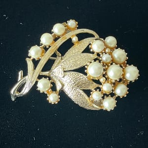 Vintage Coro Pearl Flower Brooch // Textured Gold Tone // 1960s Jewelry