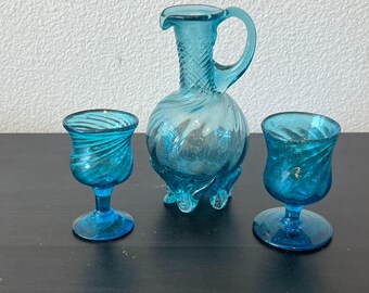 Zestaw miniaturowych karafek i kieliszków z włoskiego, ręcznie dmuchanego szkła w kolorze niebieskim, wysokość 5,5 cala