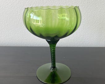 Vintage retro smaragdgroene Empoli glazen kom met gedraaide steel en voetstuk 7"