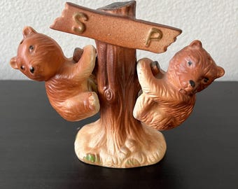 Saliera e pepiera vintage a forma di orsetto che si arrampica su un albero, in ceramica, realizzate in Giappone.