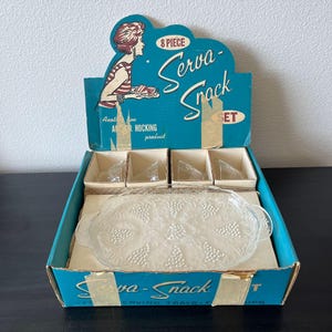 Vintage Anchor Hocking Serva-Snack Set // 4 Trays & 4 Cups // Original Box // Grape Vine Pattern