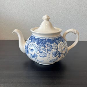 Vintage Mason&#39;s Blue White Ironstone Teapot // Crabtree & Evelyn // Made in England