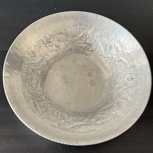 Everlast Forged Aluminum Serving Bowl // Flowers & Berries // Vintage 1950s