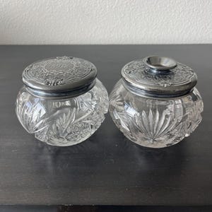 Jugendstil Kosmetikdose 2er Set // Antike Puderdose und Haargefäß // Repoussé-Silberdeckel
