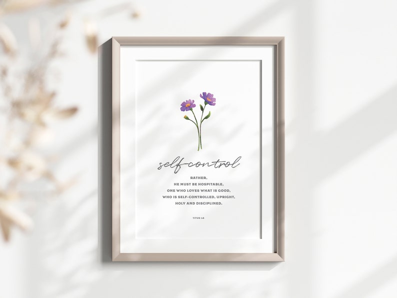 K&ouml;nnte beinhalten: Druckbarer Wandkunst mit einer lila Blume und dem Text "Selbstbeherrschung" sowie einem Zitat &uuml;ber Selbstbeherrschung aus der Bibel, Titus 1:8.