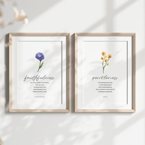 K&ouml;nnte beinhalten: Zwei gerahmte Drucke mit Aquarell-Blumenillustrationen und inspirierenden Zitaten. Der linke Druck zeigt eine lila Blume mit dem Wort "Treue" und einem Zitat aus Psalm 33,4. Der rechte Druck zeigt gelbe Blumen mit dem Wort "Sanftmut" und einem Zitat aus Kolosser 3,12.