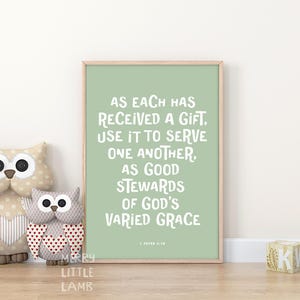 1 Pedro 4 10 Sirva a los demás como mayordomos fieles, guardería de versículos bíblicos para niños, arte de la pared de las Escrituras de la guardería para niños, decoración de la guardería cristiana