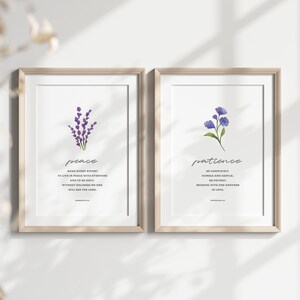K&ouml;nnte beinhalten: Zwei gerahmte Drucke mit Aquarell-Blumenillustrationen und inspirierenden Zitaten. Der linke Druck zeigt eine lila Lavendelbl&uuml;te mit dem Zitat "Strebt nach Frieden mit allen Menschen und bem&uuml;ht euch um Heiligkeit, denn ohne Heiligkeit wird niemand den Herrn sehen." Der rechte Druck zeigt eine blaue Blume mit dem Zitat "Seid vollkommen dem&uuml;tig und sanftm&uuml;tig, geduldig, ertragt einander in Liebe."