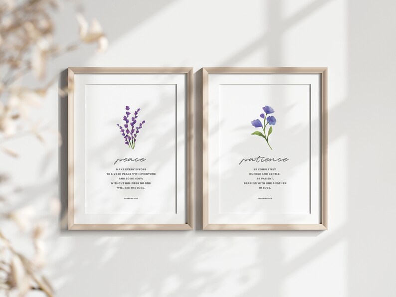 K&ouml;nnte beinhalten: Zwei gerahmte Drucke mit Aquarell-Blumenillustrationen und inspirierenden Zitaten. Der linke Druck zeigt eine lila Lavendelbl&uuml;te mit dem Zitat "Strebt nach Frieden mit allen Menschen und bem&uuml;ht euch um Heiligkeit, denn ohne Heiligkeit wird niemand den Herrn sehen." Der rechte Druck zeigt eine blaue Blume mit dem Zitat "Seid vollkommen dem&uuml;tig und sanftm&uuml;tig, geduldig, ertragt einander in Liebe."