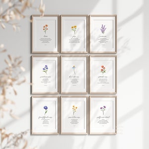 K&ouml;nnte beinhalten: Neun gerahmte Drucke mit Aquarell-Illustrationen von Blumen und Bibelversen. Jeder Druck zeigt eine andere Blume und einen Vers, der sich auf eine Tugend bezieht, wie Liebe, Freude, Frieden, Geduld, Freundlichkeit, G&uuml;te, Treue, Sanftmut und Selbstbeherrschung.