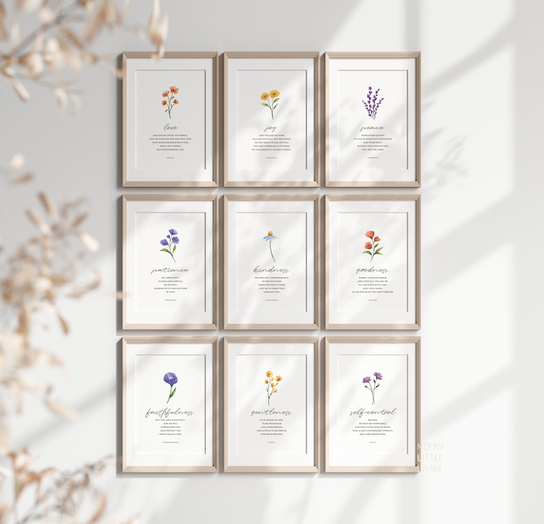 K&ouml;nnte beinhalten: Neun gerahmte Drucke mit Aquarell-Illustrationen von Blumen und Bibelversen. Jeder Druck zeigt eine andere Blume und einen Vers, der sich auf eine Tugend bezieht, wie Liebe, Freude, Frieden, Geduld, Freundlichkeit, G&uuml;te, Treue, Sanftmut und Selbstbeherrschung.