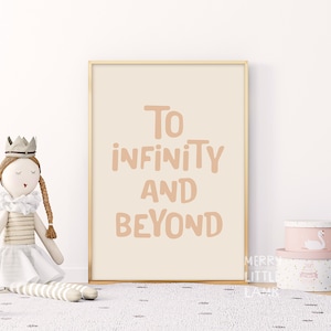Puede incluir: Una impresión enmarcada con un fondo melocotón y el texto "To infinity and beyond" en color melocotón. La impresión está sobre una alfombra blanca con una muñeca que lleva un vestido blanco y una corona.