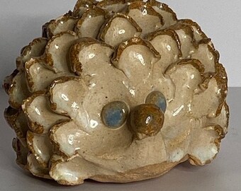 Estatuilla de erizo de cerámica de arte de arcilla hecha a mano