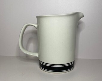 Jarra vintage de cerámica Arabia Finlandia Faenza blanca con rayas negras