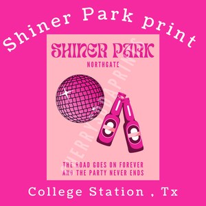 以下が含まれることがあります： ピンクと白のプリントで、「シャイナーパークノースゲート」と「The road goes on forever and the party never ends」の文字が書かれています。プリントには、ピンクのディスコボールとピンクのビール瓶2本も描かれています。