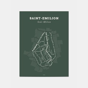 Peut inclure: Une affiche vert foncé représentant une carte de Saint-Émilion, France, avec les noms de rues en blanc. Le texte "SAINT-EMILION Sent-Milion" est en haut. La carte est entourée d'un motif de lignes blanches.