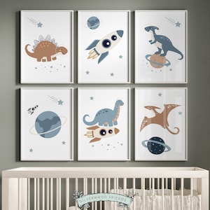 Peut inclure: Six affiches encadrées sur le thème de l'espace et des dinosaures. Les illustrations comprennent un stégosaure marron, une fusée, un dinosaure bleu sur une planète, une planète bleue, un dinosaure bleu sur une fusée et un ptérodactyle marron.