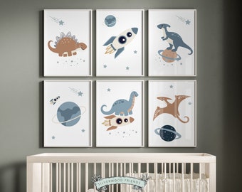 Può includere: Sei stampe artistiche incorniciate con tema spazio e dinosauri. Le illustrazioni includono uno stegosauro marrone, un razzo, un dinosauro blu su un pianeta, un pianeta blu, un dinosauro blu su un razzo e un pterodattilo marrone.
