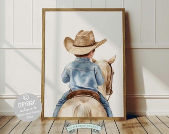 Puede incluir: Impresión en acuarela de un niño con sombrero de vaquero y chaqueta vaquera montando a caballo. La obra está enmarcada en un marco de madera. El aviso de copyright dice "COPYRIGHT exclusive to Silverwood Friends 2024".