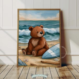 Puede incluir: Una lámina de arte enmarcada que muestra un oso pardo sentado en una playa de arena junto a una tabla de surf azul y blanca. El fondo muestra un océano turquesa con olas blancas y un cielo azul claro con nubes suaves y un marco de madera.