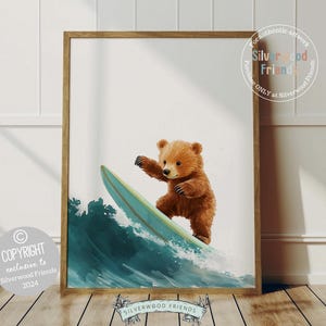 Puede incluir: Un cachorro de oso marrón montando una tabla de surf en una ola turquesa. El oso está mirando hacia la derecha y tiene una expresión feliz. El fondo es blanco.