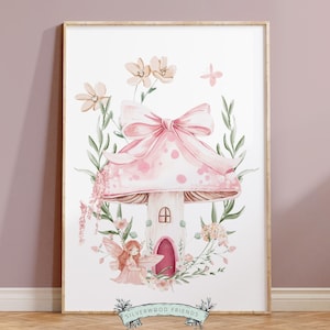 Pu&ograve; includere: Una casa a forma di fungo rosa con una porta bianca e un fiocco in cima. La casa &egrave; circondata da foglie verdi e fiori rosa. Una fata con ali rosa &egrave; seduta davanti alla casa.
