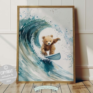 Puede incluir: Una pintura de acuarela de un cachorro de oso marrón montando una tabla de surf en una ola azul. El oso está sonriendo y tiene las patas en el aire. La ola está rompiendo detrás del oso y hay un fondo blanco.