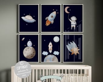 Può includere: Set di sei stampe ad acquerello con illustrazioni a tema spaziale. Le stampe raffigurano un razzo, un astronauta, un UFO, una cometa, una luna e un pianeta. Le stampe sono su uno sfondo blu scuro con stelle bianche.