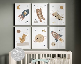 Può includere: Set di sei stampe d'arte da parete stampabili con simpatici astronauti animali nello spazio. Le stampe presentano un orso, una volpe, una tigre e un razzo. Le stampe sono perfette per una nursery o una cameretta.