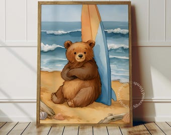 Könnte beinhalten: Ein gerahmter Kunstdruck, der einen braunen Bären zeigt, der mit verschränkten Armen auf einem Sandstrand sitzt. Neben dem Bären steht ein hohes Surfbrett mit orangefarbenen und blauen Paneelen. Der Hintergrund zeigt blaue Meereswellen und den Text Silverwood Friends.