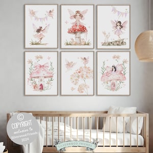 Pu&ograve; includere: Set di sei illustrazioni di fate stampabili. Ogni stampa presenta una fata con le ali e un vestito rosa, circondata da fiori e funghi. Le stampe sono perfette per una cameretta o una nursery.