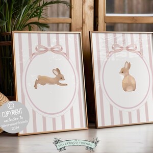 Pode incluir: Duas impress&otilde;es listradas rosa e brancas com um c&iacute;rculo rosa e uma ilustra&ccedil;&atilde;o de um coelho. O coelho &agrave; esquerda est&aacute; correndo e o coelho &agrave; direita est&aacute; sentado. O texto "COPYRIGHT exclusive to Silverwood Friends 2024" est&aacute; na impress&atilde;o da esquerda.