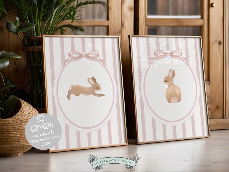 Pode incluir: Duas impress&otilde;es listradas rosa e brancas com um c&iacute;rculo rosa e uma ilustra&ccedil;&atilde;o de um coelho. O coelho &agrave; esquerda est&aacute; correndo e o coelho &agrave; direita est&aacute; sentado. O texto "COPYRIGHT exclusive to Silverwood Friends 2024" est&aacute; na impress&atilde;o da esquerda.