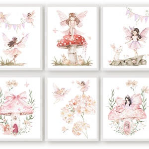 Pu&ograve; includere: Set di sei illustrazioni ad acquerello che raffigurano fate in un ambiente boschivo fiabesco. Ogni stampa raffigura una fata con ali delicate e un vestito rosa, circondata da fiori, funghi e altri elementi del bosco.