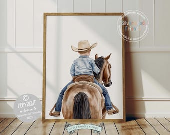 Puede incluir: Una pintura de acuarela de una persona joven con un sombrero de vaquero montando un caballo marrón. La persona lleva una camisa azul y pantalones vaqueros. El caballo está de espaldas al espectador.