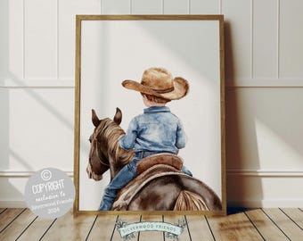 Puede incluir: Una pintura de acuarela de una persona joven que lleva un sombrero de vaquero marrón y una camisa vaquera azul montando un caballo marrón. La pintura está sobre un fondo blanco.
