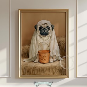 Könnte beinhalten: Ein gerahmter Kunstdruck, der einen Mops als Geist verkleidet in einem weißen Laken zeigt. Der Hund sitzt auf einer strukturierten Oberfläche und hält einen orangefarbenen Eimer mit dem Aufdruck TRICK OR TREAT. Der Hintergrund ist einfarbig beige.