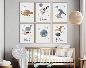 Può includere: Set di sei stampe d'arte da parete stampabili con dinosauri e razzi in un tema spaziale. Le stampe sono di colore blu, marrone e bianco e includono le parole "Dream", "Wish" e "Believe".