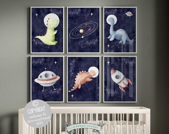 Può includere: Set di sei stampe d'arte da parete stampabili con dinosauri nello spazio. Le stampe hanno uno sfondo blu scuro con stelle e pianeti bianchi. I dinosauri sono in varie pose, tra cui volare in una navicella spaziale, cavalcare un razzo e tenere un pianeta. Le stampe sono perfette per la camera da letto di un bambino o una sala giochi.