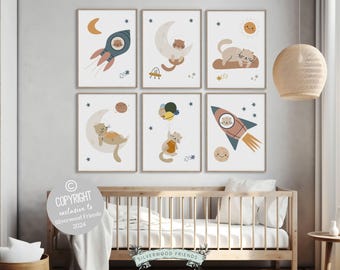 Può includere: Sei stampe artistiche incorniciate con illustrazioni di gatti nello spazio. Ogni stampa presenta una scena diversa con razzi, lune, pianeti e soli in morbidi colori pastello, perfette per una cameretta.
