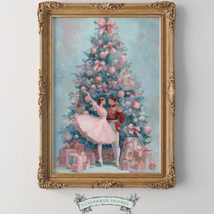 Puede incluir: Pintura enmarcada que representa una escena navideña con un árbol decorado y una pareja de ballet. El árbol está adornado con adornos y lazos rosas. La pareja está en primer plano, la mujer con un tutú rosa. El marco es dorado.