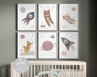 Può includere: Set di sei stampe d'arte da parete stampabili con simpatici personaggi di animali nello spazio. Le stampe presentano una volpe, un orso, una tigre e razzi con uno schema di colori rosa e bianco.