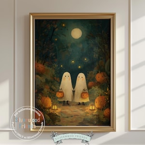 Puede incluir: Una obra de arte enmarcada con temática de Halloween que presenta a dos fantasmas tomados de la mano y pidiendo dulces. Los fantasmas están en un entorno forestal con calabazas, linternas y una luna llena. La obra está en un marco dorado.