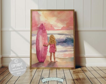 Könnte beinhalten: Ein Aquarellbild eines Mädchens, das mit einem rosafarbenen Surfbrett am Strand steht. Der Himmel ist in leuchtenden Orange- und Rosatönen gehalten, das Meer ist tiefblau. Das Mädchen trägt ein rosafarbenes Kleid und hat lange blonde Haare.