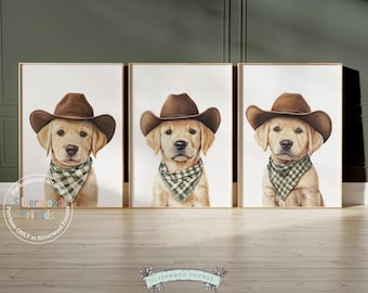 Puede incluir: Tres impresiones enmarcadas con adorables cachorros de golden retriever con sombreros de vaquero marrones y pañuelos a cuadros verdes. La obra de arte es de estilo acuarela y está sobre un fondo blanco.