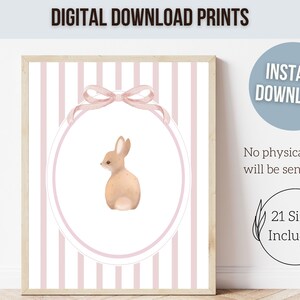 Pode incluir: Uma impress&atilde;o digital para download que apresenta um coelho bonito em um c&iacute;rculo rosa com uma fita rosa em um fundo listrado rosa e branco. O texto "INSTANT DOWNLOAD" est&aacute; em um c&iacute;rculo azul e o texto "No physical prints will be sent to you" est&aacute; abaixo do c&iacute;rculo. O texto "21 Sizes Included" est&aacute; em um c&iacute;rculo com um design de folha.