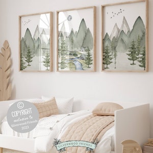 Pu&ograve; includere: Tre stampe ad acquerello di un paesaggio montano con alberi e un fiume. Le stampe sono incorniciate in legno naturale e appese a una parete bianca. Il testo "COPYRIGHT exclusive to Silverwood Friends 2023" &egrave; visibile nell'angolo in basso a sinistra dell'immagine.