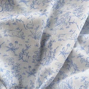 Tessuto di cotone blu, tessuto con stampa floreale con grazioso coniglio da giardino, tessuto con coniglio per trapuntatura, gonna, tovaglia, indumento, abito